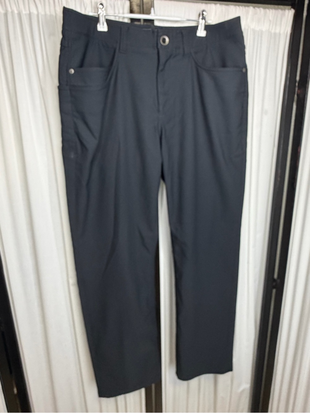 Under Armour Men's Black Straight-Fit Performance Pants. NWT